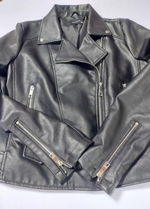 Черная байкерская куртка из искусственной кожи reserved9 фото