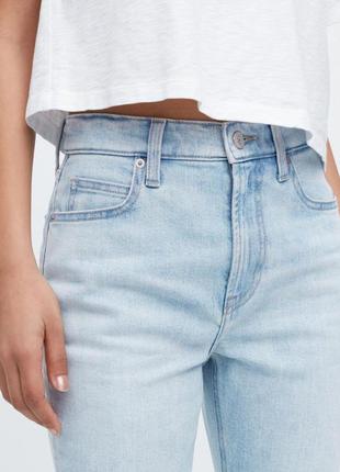 Жіночі розкльошені джинси uniqlo з необробленим краєм3 фото