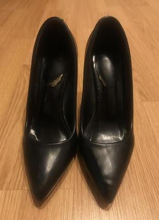 Туфли женские чёрные классические на каблуке3 фото