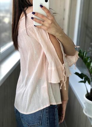 Блестящая нежно розовая блуза на плечи5 фото