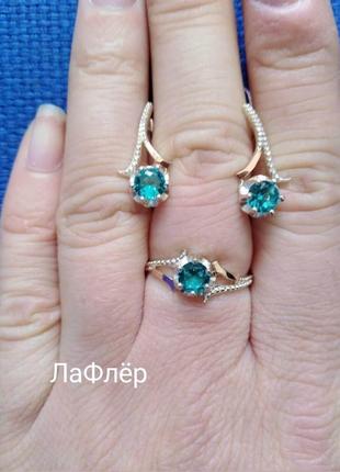 Набор из серебра с золотыми вставками и круглыми зелеными изумрудами