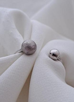 Каблучка срібна тоненька незамкнена з кульками без камінців6 фото