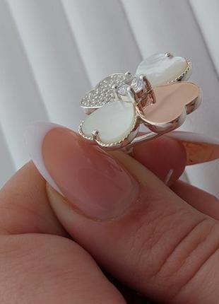 Комплект серебряный кольцо и серьги с лепестками клевера золотыми пластинами, перламутром и белыми фианитами4 фото