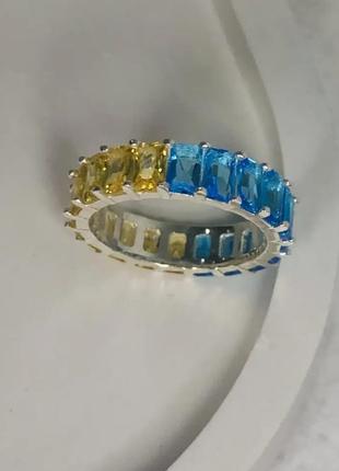 Серебряное кольцо с голубыми и желтыми фианитами