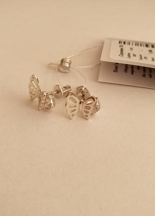 Серьги пусеты серебряные ажурные бабочки с белыми камнями внутри формы3 фото