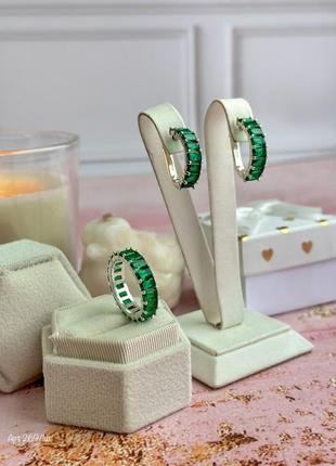 Набір срібні сережки та каблучка з зеленими фіанітами2 фото