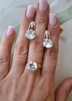 Серебряный гарнитур кольцо и серьги с золотыми вставками с большим круглым фианитом