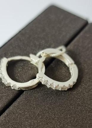 Серебряные серьги кольца с цирконом