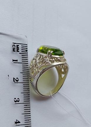 Серебряное кольцо с позолотой и салатовым фианитом широкое9 фото