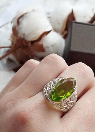 Серебряное кольцо с позолотой и салатовым фианитом широкое5 фото