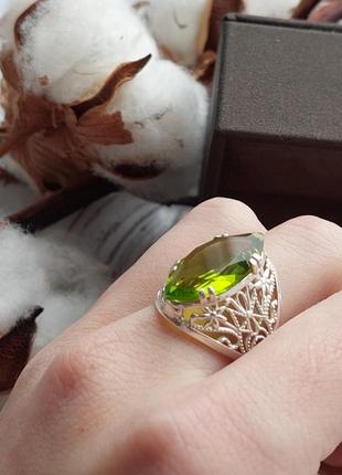 Серебряное кольцо с позолотой и салатовым фианитом широкое7 фото