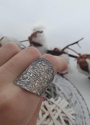 Кольцо серебряное широкое с растительным орнаментом