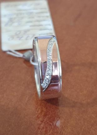 Обручальное кольцо серебряное с золотой напайкой и волной маленьких белых фианитов3 фото