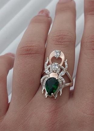 Серебряное кольцо в виде паука каракурта с золотыми напайками, белыми и зеленым фианитами4 фото