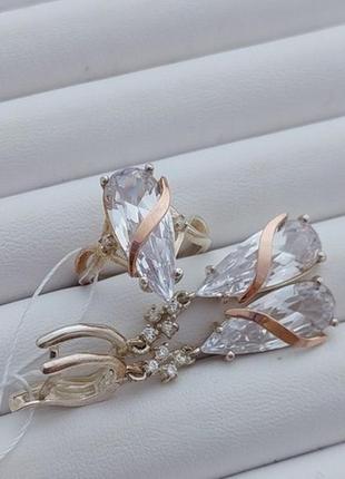 Комплект серебряный кольцо и серьги-подвески мила с золотыми вставками и крупными фианитами2 фото