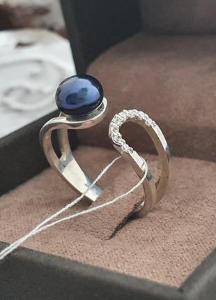 Кольцо серебряное с камнем под жемчуг и фианитами