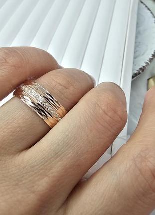 Серебряное позолоченное обручальное кольцо широкое с фианитами и красивым орнаментом