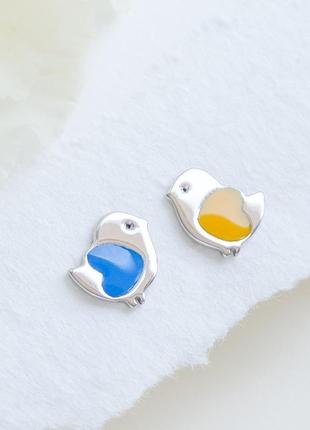 Серьги пуссеты серебряные птички с сердечком из желтой и голубой эмалью5 фото