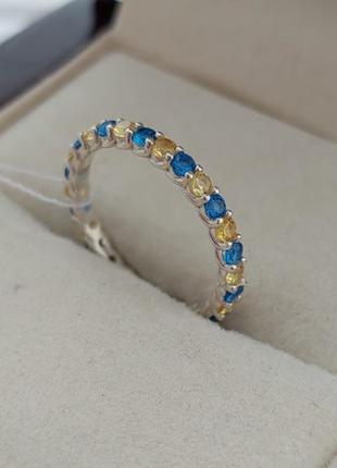 Серебряное кольцо тонкое с желтыми и голубыми круглыми фианитами дорожка1 фото