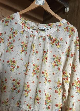 Нарядная праздничная блуза в цветы с разрезом на спинке4 фото