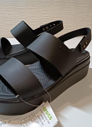 Crocs brooklyn low босоніжки, сандалі жіночі w10.3 фото
