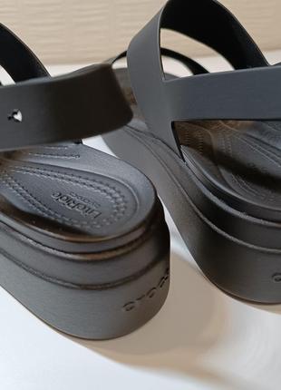 Crocs brooklyn low босоніжки, сандалі жіночі w10.7 фото