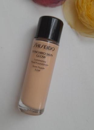 Shiseido synchro skin glow luminizing fluid - тональний засіб-флюїд