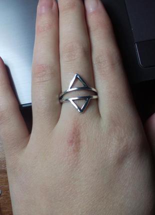 Кольцо серебряного цвета в геометрическом стиле