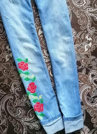 Джинси блакитні світлі з потертостями джинсові штани катон з ручною вишивкою квіти троянди3 фото