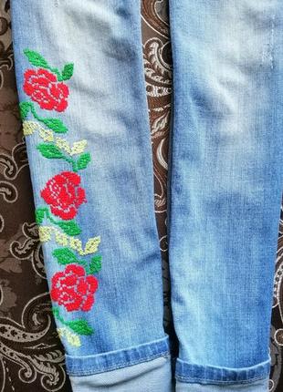 Джинси блакитні світлі з потертостями джинсові штани катон з ручною вишивкою квіти троянди4 фото