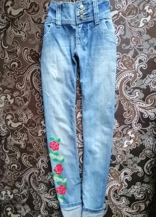 Джинси блакитні світлі з потертостями джинсові штани катон з ручною вишивкою квіти троянди5 фото