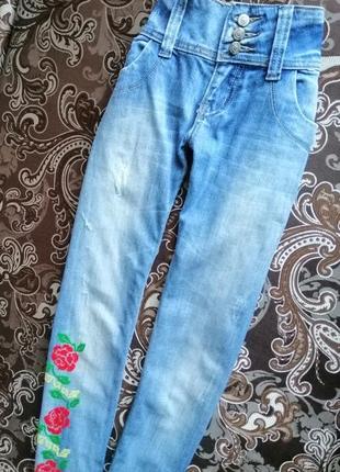 Джинси блакитні світлі з потертостями джинсові штани катон з ручною вишивкою квіти троянди6 фото