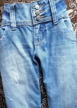 Джинси блакитні світлі з потертостями джинсові штани катон з ручною вишивкою квіти троянди7 фото