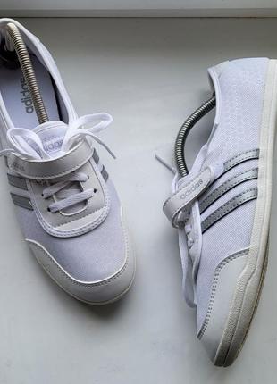 Белоснежные женские кеды-кроссовки от 
adidas
