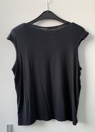 Черная футболка с подплечниками с увеличенными плечами2 фото