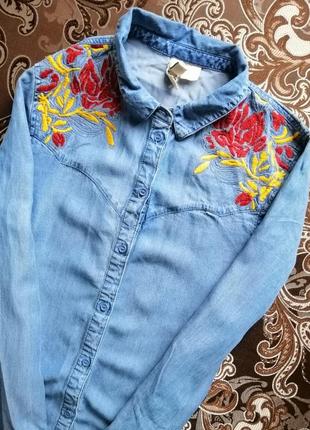 Джинсовая рубашка блуза голубая выгиванка синяя  с ручной вышивкой размер 36-386 фото