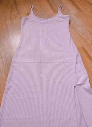 Ніжна бузкова сукня міді в рубчик з розрізом по переду на тонких бретелях5 фото