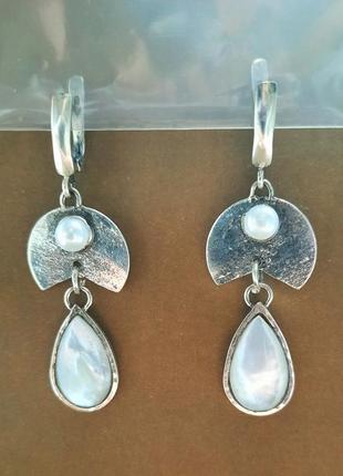 Надзвичайно красиві в слов'янському етнічному стилі срібні 925 дизайнерські ексклюзивні сережки  лунниці з натуральним камінням перлами та перламутром1 фото