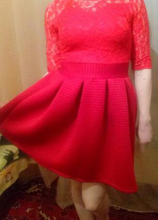 Червона сукня