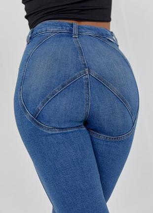 Женские джинсы клеш с круглой кокеткой сзади1 фото