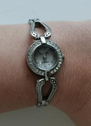 Красивые женские часы, украшены стразами ralph clain