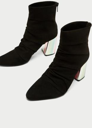 Крутые ботинки с мокрой кожи (замши) zara, черного цвета на интересных каблуках2 фото