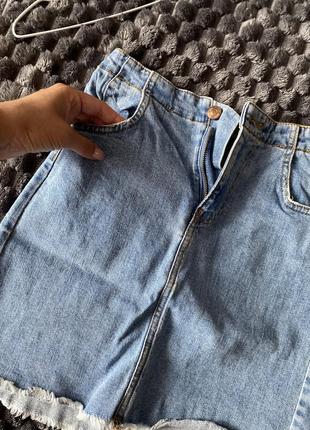 Базова джинсова спідничка з необробленим краєм3 фото