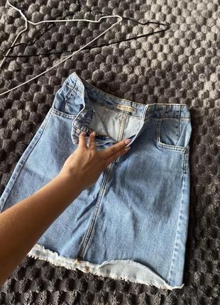 Базова джинсова спідничка з необробленим краєм8 фото