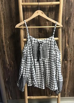 Ефектна рубашка з відкритими плечима та декольте на шнурівці