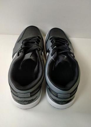 Кроссовки мужские, foot nike, черные с серым и белой подошвой, ножна шнурках, натуральная кожа.
т-4612.цена-1900грн
розміри:41;42;43;44;45;46.8 фото