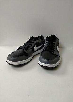 Кроссовки мужские, foot nike, черные с серым и белой подошвой, ножна шнурках, натуральная кожа.
т-4612.цена-1900грн
розміри:41;42;43;44;45;46.5 фото
