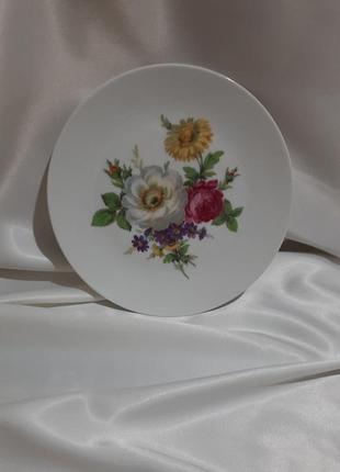 Декоративная фарфоровая (фарфоровая) тарелка с цветочным букетом. нитевичка