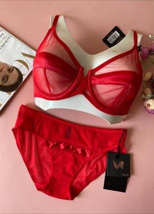 Красное женское нижнее белье на чашку в
