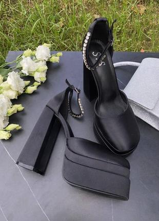 Черные атласные туфли под бренд на толстом каблуке